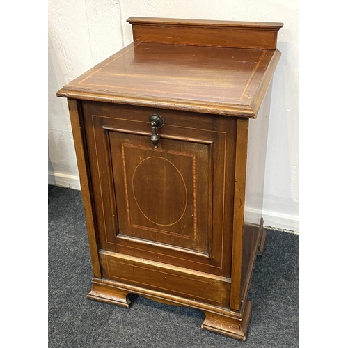 875 - An Edwardian satinwood banded mahogany Purdonium (a cabinet for containing coal), having a hinged fa... 