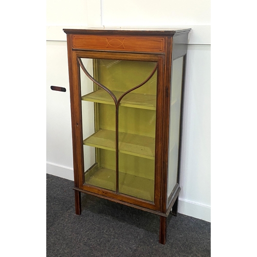 886 - An Edwardian inlaid mahogany display cabinet, the glass panelled door enclosing two shelves, raised ... 