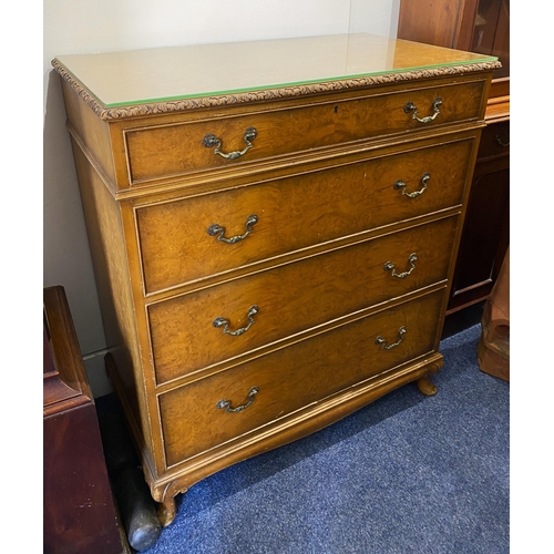 897 - A good quality vintage Georgian style figured walnut chest of drawers by Beresford & Hicks of Lo... 