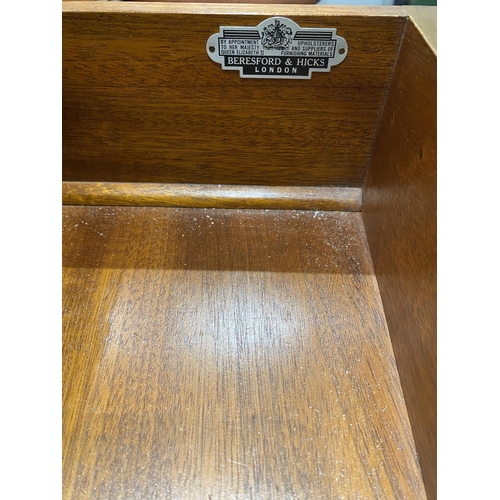 897 - A good quality vintage Georgian style figured walnut chest of drawers by Beresford & Hicks of Lo... 