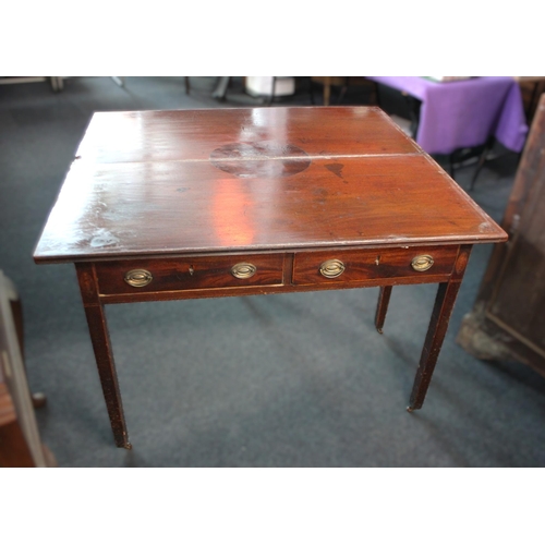901 - A George III marquetry inlaid mahogany tea table, the hinged rectangular top with rear gate leg supp... 