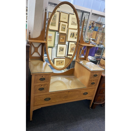 905 - A good quality elegant Sheraton revival faded mahogany dressing table, c.1900/1920, having a large b... 