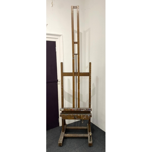 917 - A Victorian Windsor & Newton oak artist's easel with adjustable canvas rest and winding handle, ... 