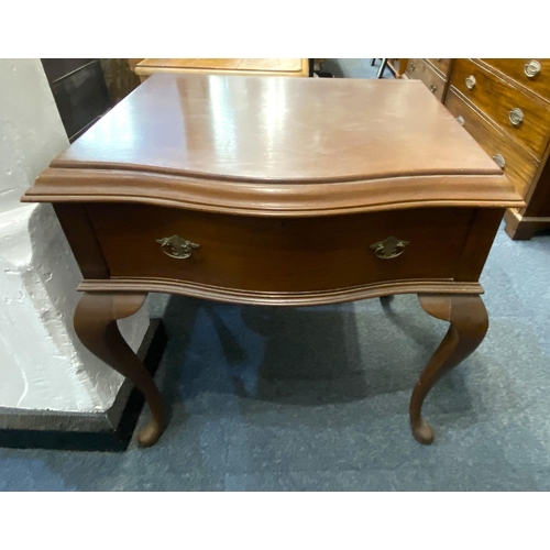 918 - An early 20th century Georgian style walnut cutlery table, the serpentine hinged top enclosing a com... 