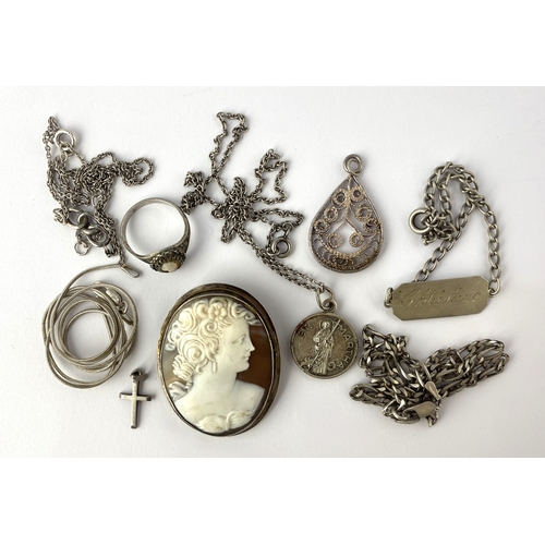 340 - A small group of mostly silver jewellery to include a shell cameo pendant brooch, a ring, a bracelet... 