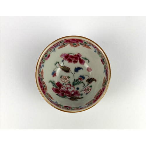 119 - An antique Chinese porcelain tea bowl, probably c.1760, painted with a famille rose interior depicti... 