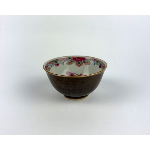 119 - An antique Chinese porcelain tea bowl, probably c.1760, painted with a famille rose interior depicti... 