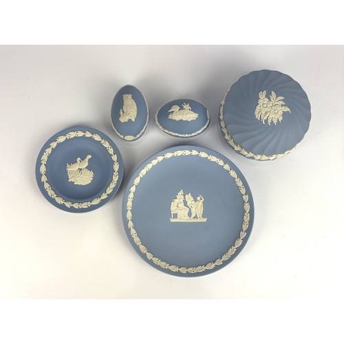 33 - A collection of five boxed items of Wedgwood jasperware to include two pale blue easter eggs and a f... 