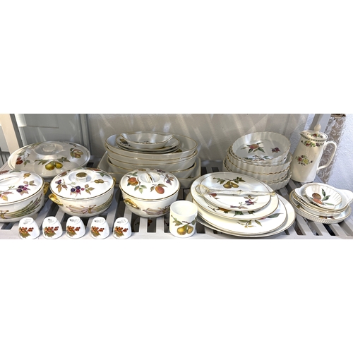 69 - A large collection of Royal Worcester 'Evesham' pattern porcelain dinner and table ware to include d... 