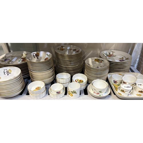 69 - A large collection of Royal Worcester 'Evesham' pattern porcelain dinner and table ware to include d... 