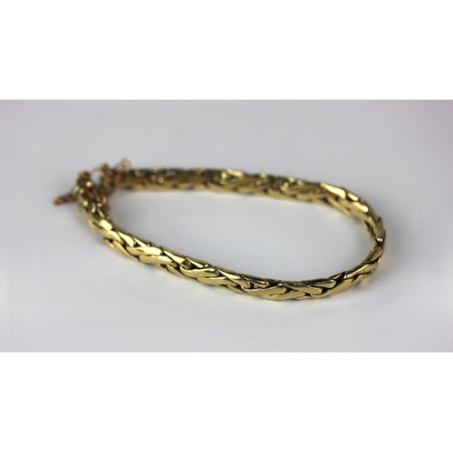 137 - A 9ct gold multiple link bracelet with extending links on a snap clasp having a safety chain, 26g... 