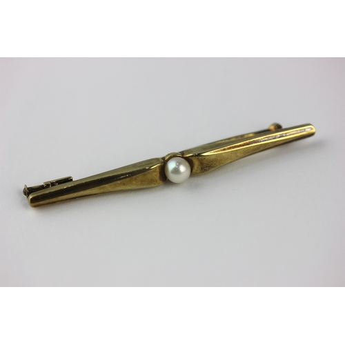 151 - A gold bar brooch mounted with a single cultured pearl at the centre detailed 585 width 6cm, gross w... 