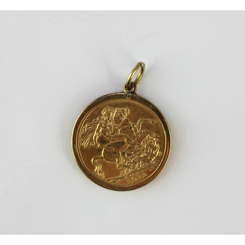 180 - A George V sovereign 1912 in a 9ct gold pendant mount, 9.2 g
 ... 