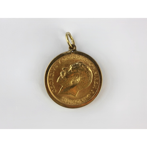 180 - A George V sovereign 1912 in a 9ct gold pendant mount, 9.2 g
 ... 