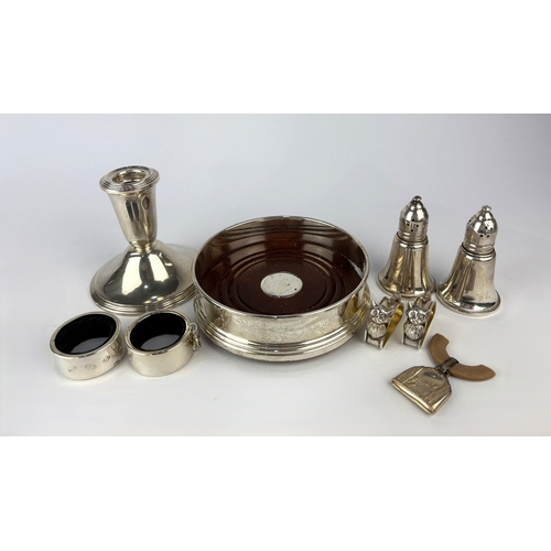 489 - A collection of silver: comprising a coaster with wooden base, a pair of sterling pepperettes, a pai... 