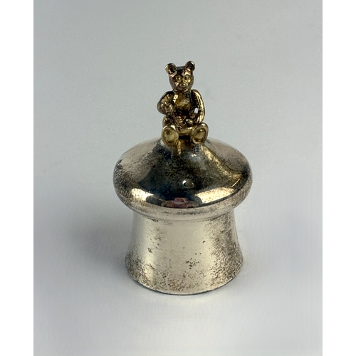 500 - A silver childs tooth box by Carrs, the lid mounted with a gold plated teddy bear, London 2003, with... 