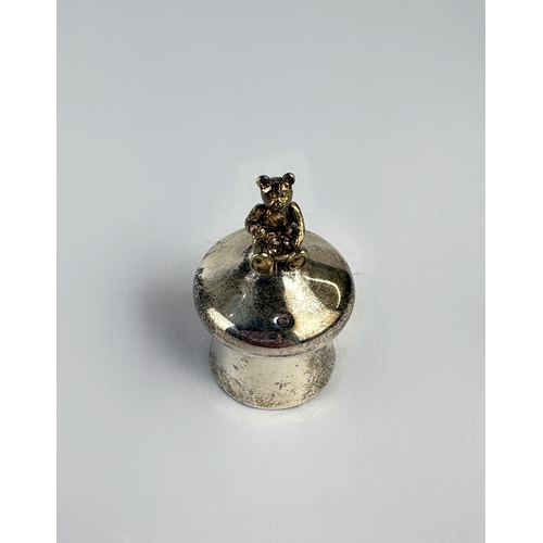 500 - A silver childs tooth box by Carrs, the lid mounted with a gold plated teddy bear, London 2003, with... 