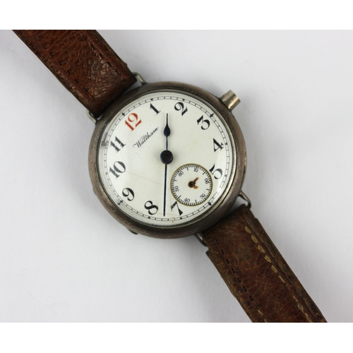 61 - A Waltham silver circular cased wristwatch, the movement numbered 20266124, Birmingham c.1914, on a ... 