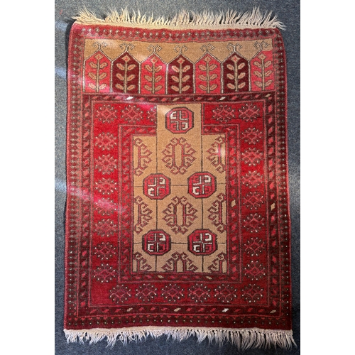 559 - A Persian Baluch prayer rug, approx 77cm by 112cm.