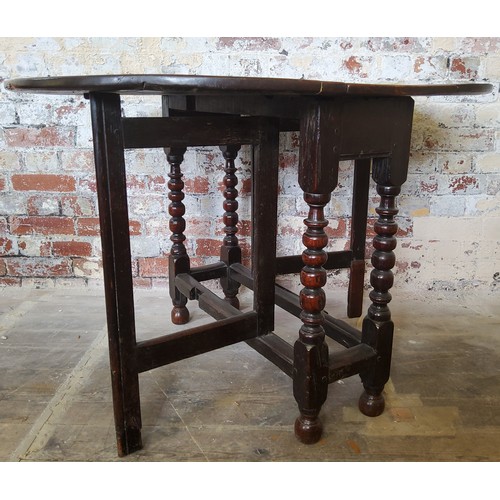 85 - A late 17th century English oak gateleg hall table, ball turned supports c.1680