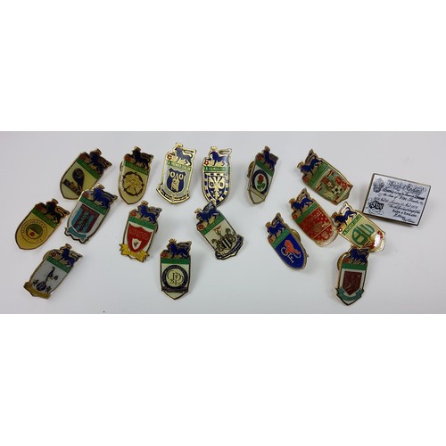 182 - Robertsons 'Golly' badges including Fireman, Cowboy, Girl Guide Brownie, Spaceman Nurse, Lifeboat Ma... 