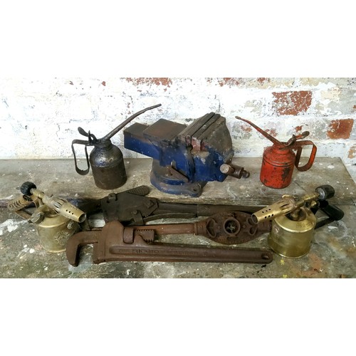 38 - Tools - a steel workbench vice, swivel action base; two oil cans, one Wesco, a Ridgid trade mark USA... 