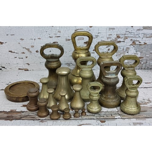 125 - A collection of early 20th century solid brass Avery weights, the largest 20cm high, various Ib weig... 