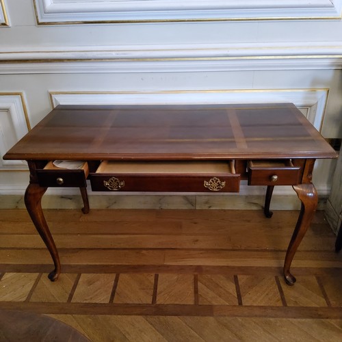 128 - A Regency design mahogany sofa table with a quarter veneered surface, three drawers to frieze, raise... 