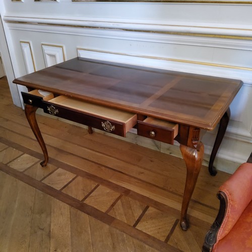 128 - A Regency design mahogany sofa table with a quarter veneered surface, three drawers to frieze, raise... 