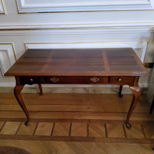 128 - A Regency design mahogany sofa table with a quarter veneered surface, three drawers to frieze, raise... 