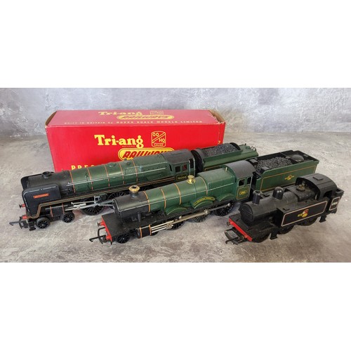 238 - Triang Railways OO Gauge Steam Outline Locomotive R259 4-6-2 Britannia No.70000 in green, with smoke... 