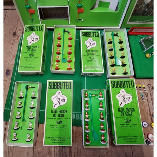 242 - Subbuteo - boxed Ref 6. Norwich team; Ref.100 Man. Utd.; Ref.154 Blackpool; Ref. 9 QPR; other loose ... 