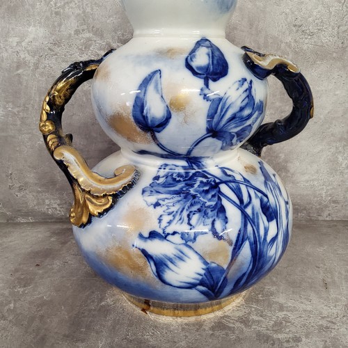 22 - A scarce substantial Victorian George Jones double gourd twin handled vase, with flow blue and gilt ... 