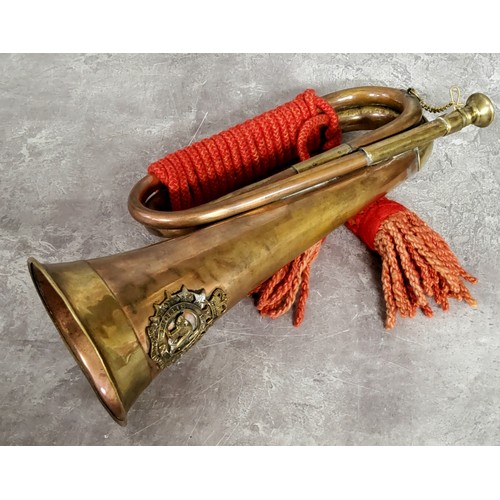 50 - Militaria - A WWI copper and brass bugle with Ontario Regiment badge of a cat with arched back withi... 