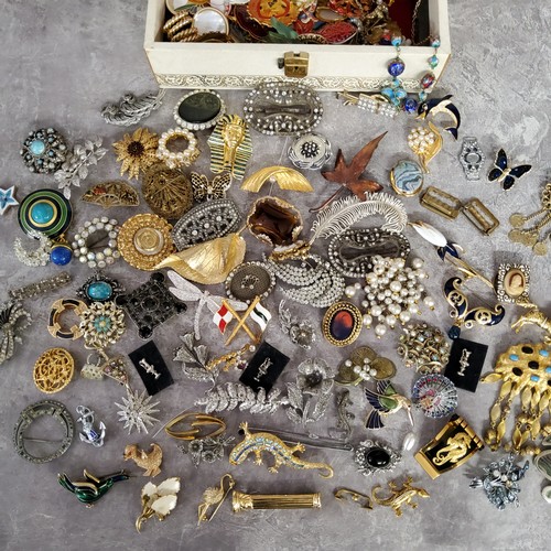 219 - Costume Jewellery - Edwardian marcasite brooches; yellow metal brooches; enamelled animal brooches; ... 