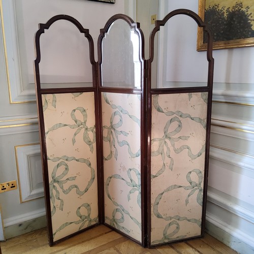 235 - An Edwardian mahogany threefold modesty screen, bold ribbon tied upholstered panels standing c.19051... 