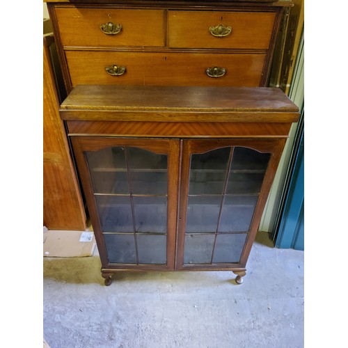 249 - An Edwardian mahogany display cabinet with glazed door panes holding three shelvesSize 122cm high x ... 