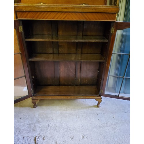 249 - An Edwardian mahogany display cabinet with glazed door panes holding three shelvesSize 122cm high x ... 