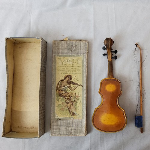 140 - A scarce Toyodaya Co. Tokyo, tinplate violin complete with bow, in original box