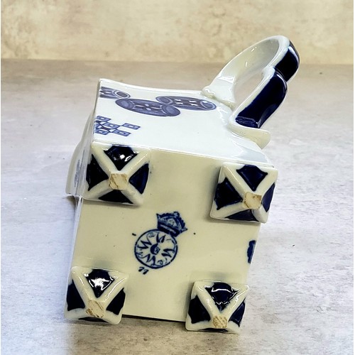 16 - A Royal Worcester Aesthetic Movement square-section cream jug,&nbsp;gros bleu scroll handle, inverte... 
