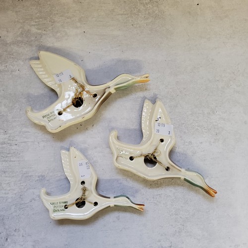31 - A graduating set of 1960's flying ducks, by Keele Street Pottery, England. Excellent condition.