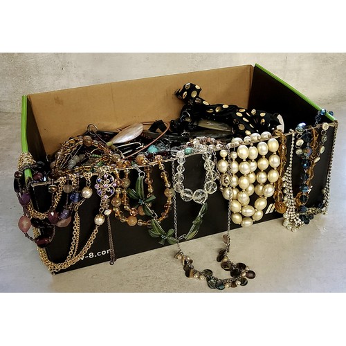 240 - Costume jewellery, a quantity of vintage and later necklaces including bead, faux pearls and faux pe... 