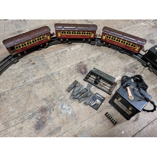 280 - Lionel Ives pre-war O gauge transition 257 2-4-0 steam locomotive and 257T tender, two Pullman coach... 