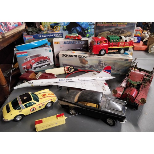 285 - A Marx Farm Truck, trick action, moving rooster, hens & chicks, complete with cow & pig, box... 