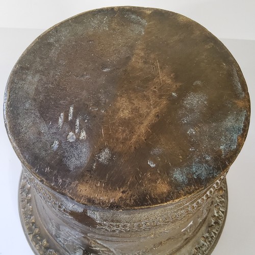 71 - A substantial 17th century style continental bronze pestle & mortar, the mortar of flared circul... 