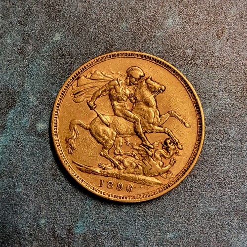 242 - A Victorian gold sovereign 1896 8g