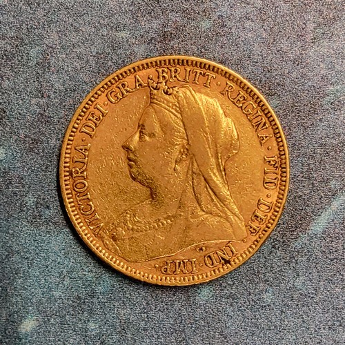 242 - A Victorian gold sovereign 1896 8g