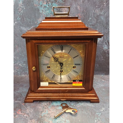 105 - A 20thC mahogany cased bracket clock, the brass dial bearing Roman numerals, silvered chapter ring, ... 