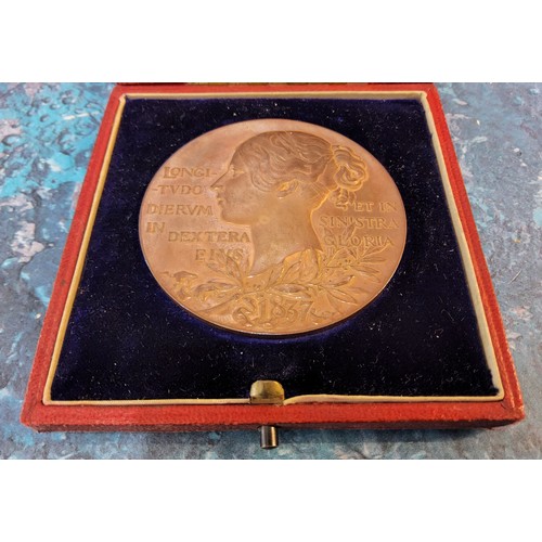 216 - British Commemorative Medal, bronze d.55mm: Diamond Jubilee of Queen Victoria 1897, official Royal M... 