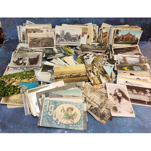 201 - Postcards - a large collection of Edwardian and early 20th century examples, including many comical,... 